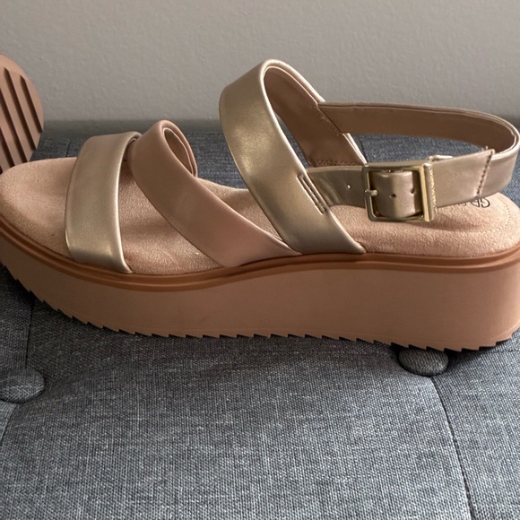 Gianni Bini Metallic Gold and Nude Platform Sandals BRAND NEW 8.5 women - Picture 6 of 9